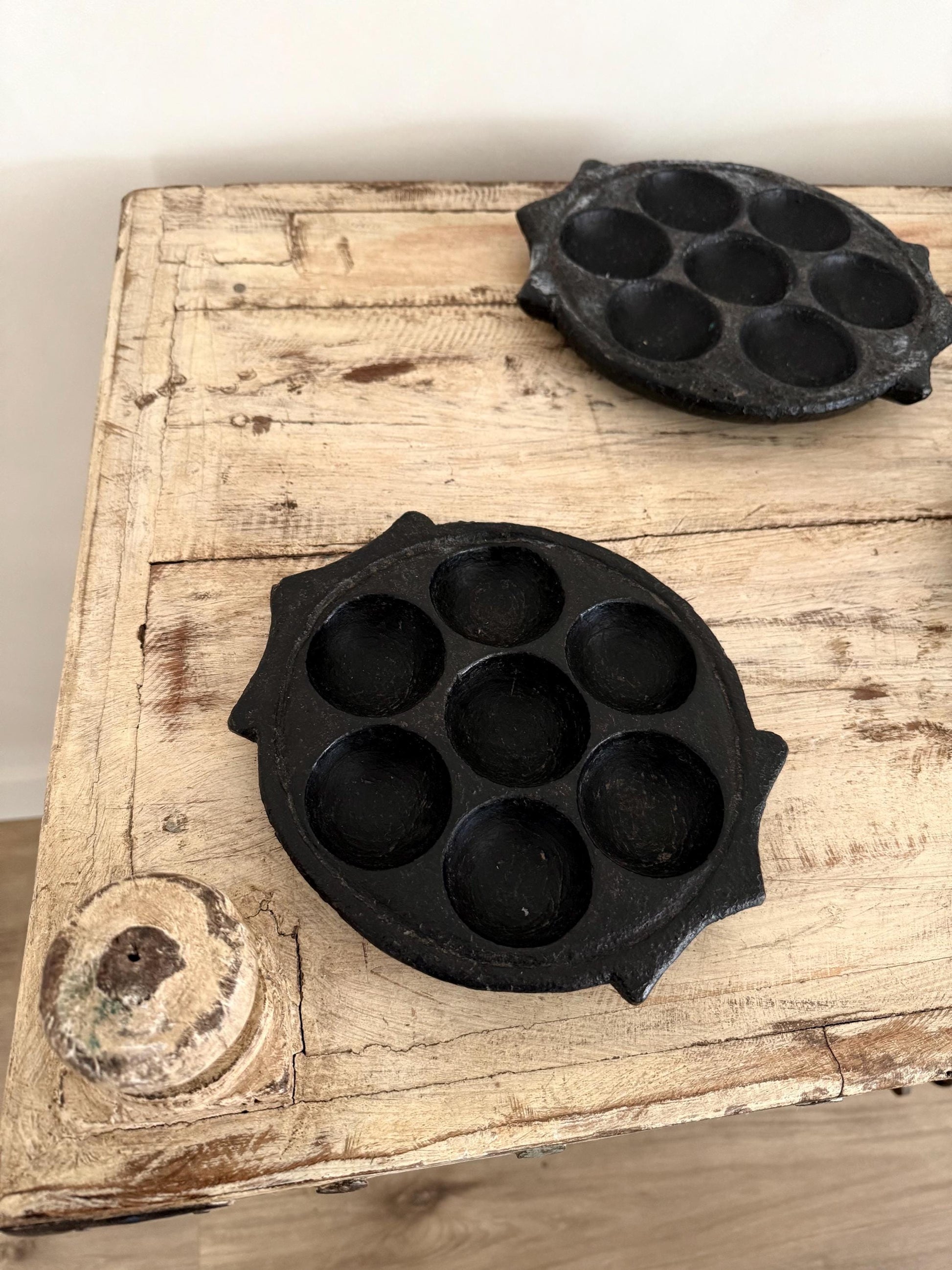 Vintage Black Hand Carved Stone Idli Plate (Assorted)