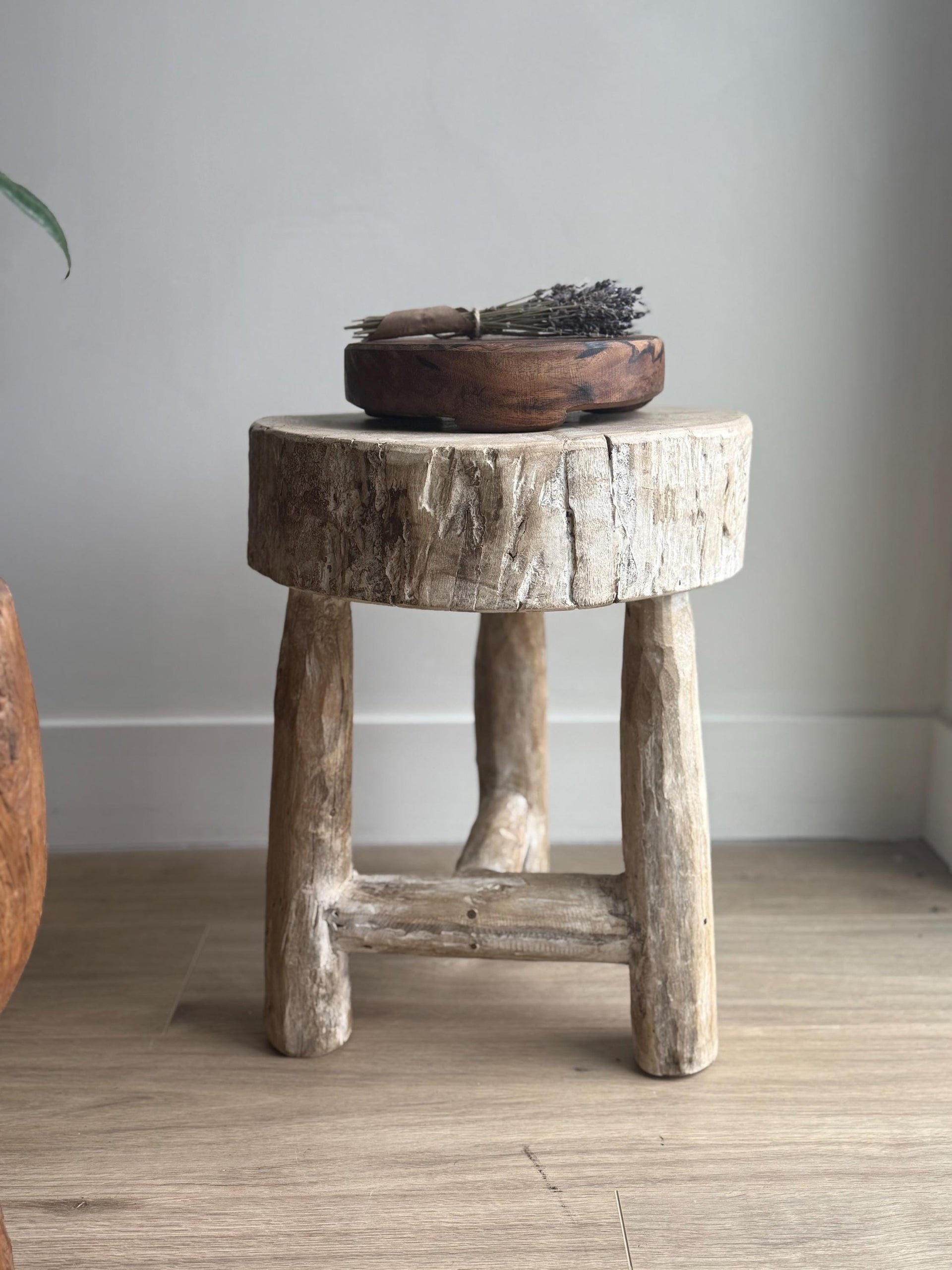 Teak Wood Tripod Stool, Distressed Live Edge, 4 Thick Round Top, Rustic Bathroom Stool, Minimalist Plant Stand, Wooden Side Table